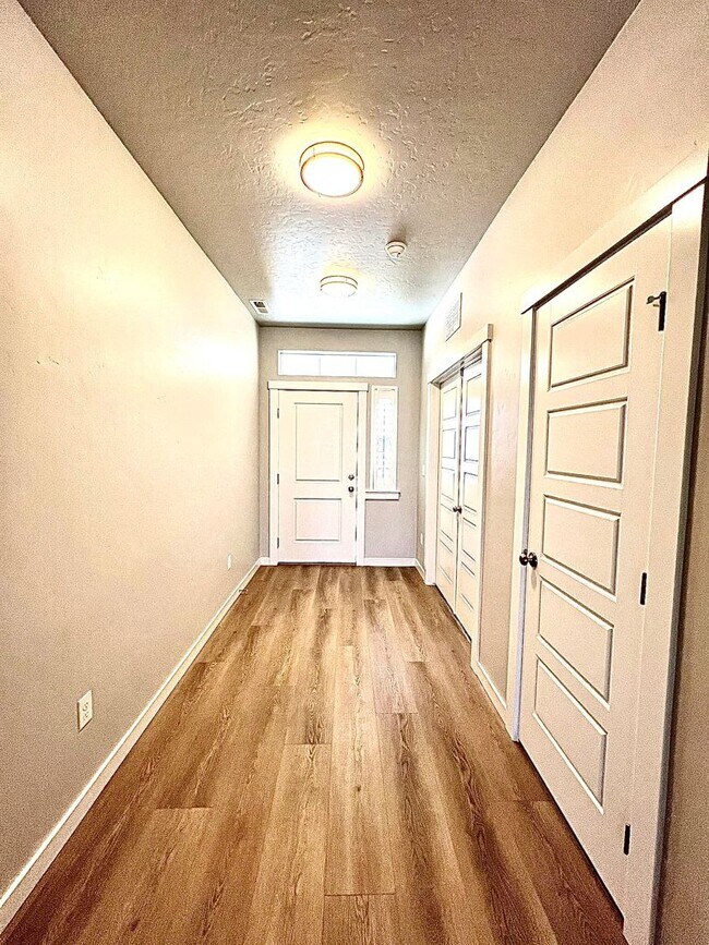 Building Photo - 4 Bedroom 2 bath 3 Car Garage Single Level Meridian.