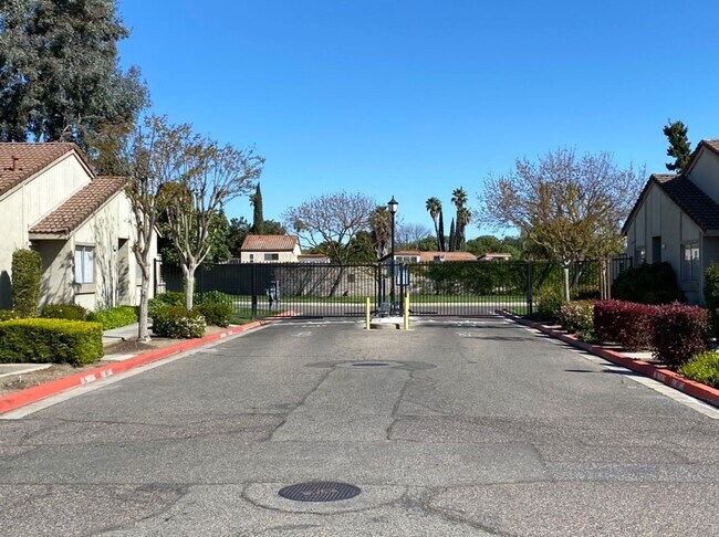 Building Photo - Large Condo near Freeway Access!