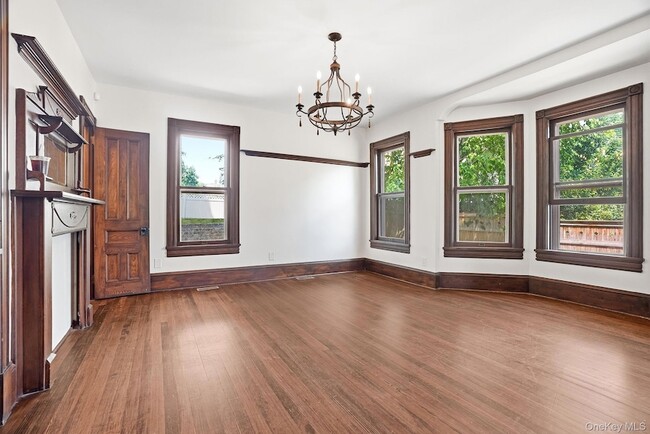 Building Photo - 834 John St