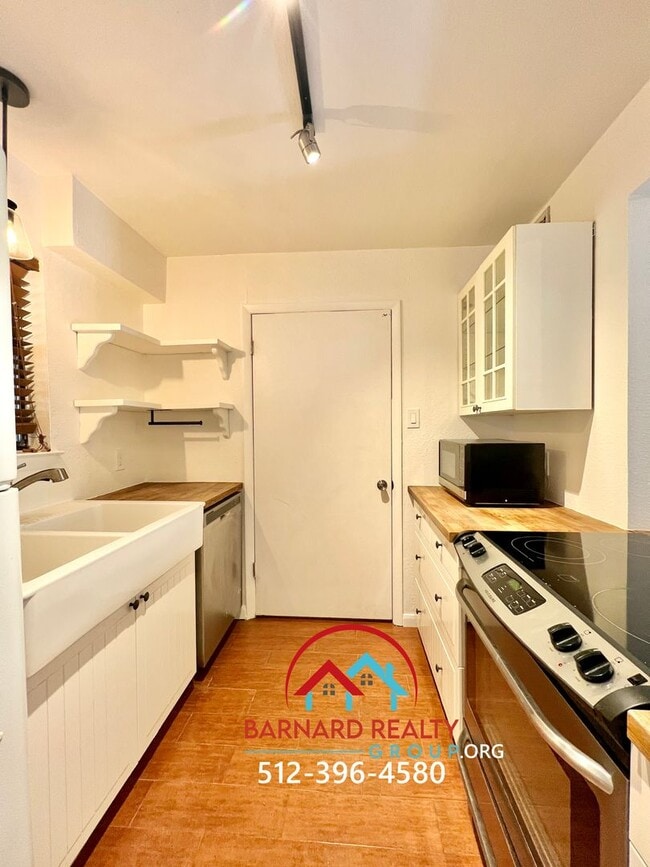 Building Photo - 402 N Fredericksburg St