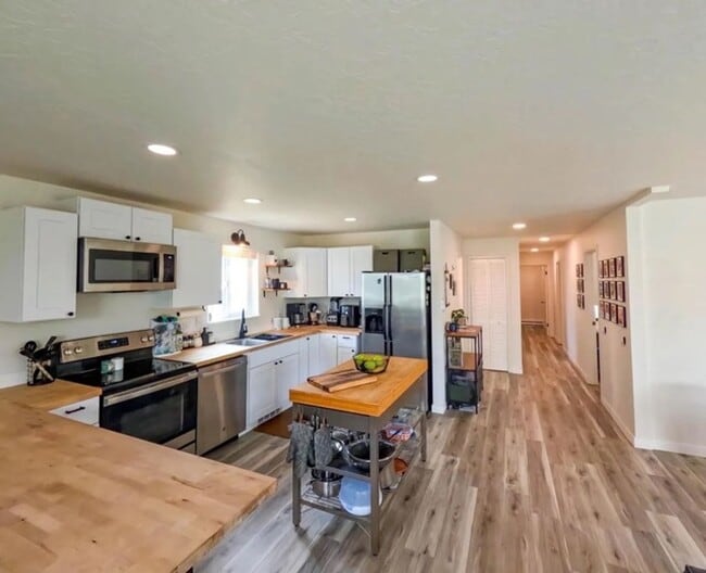 Building Photo - Beautifully remodeled 3-bedroom, 2-bathroo...
