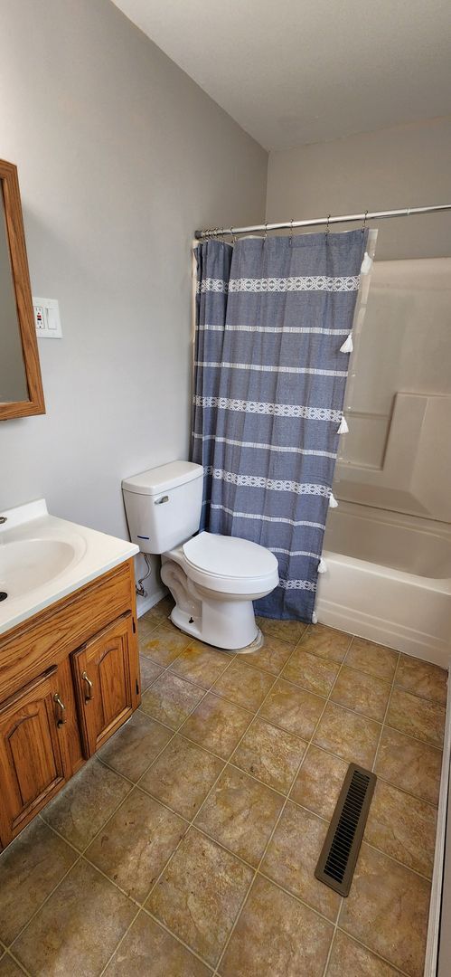 Building Photo - Great 3 bedroom 2 bath rancher at an amazi...