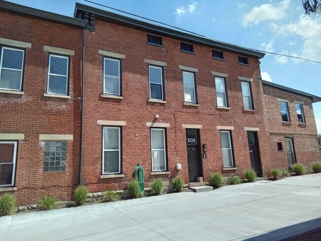Primary Photo - Newly Renovated Studio