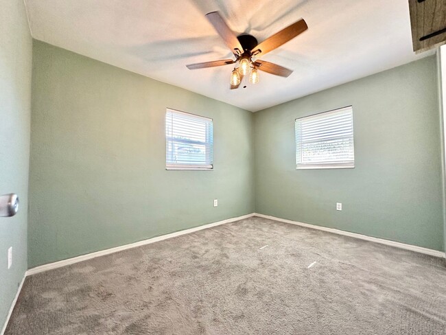 Building Photo - Fantastic 2br/1ba/1car gar available now i...