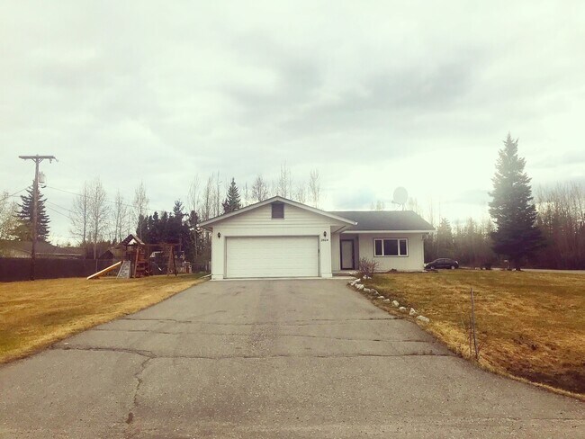 Building Photo - Centrally located 3 bed/2 bath Ranch style home with large oversized heated garage.