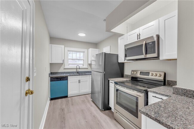 Building Photo - 1530 E 214th St