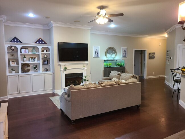 Building Photo - Beautiful unfurnished 3 bedroom, 2.5 bath ...
