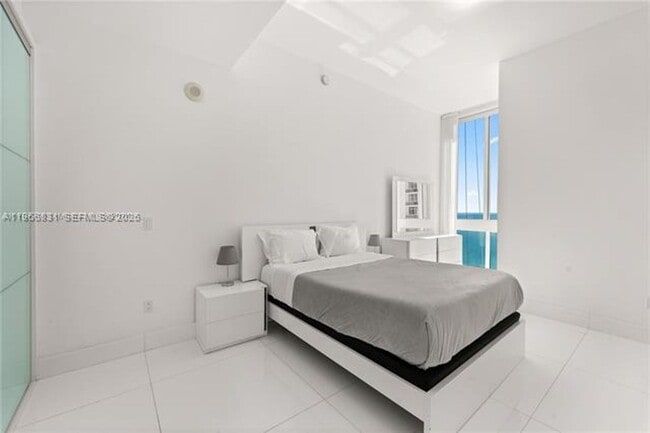 Building Photo - 16001 Collins Ave