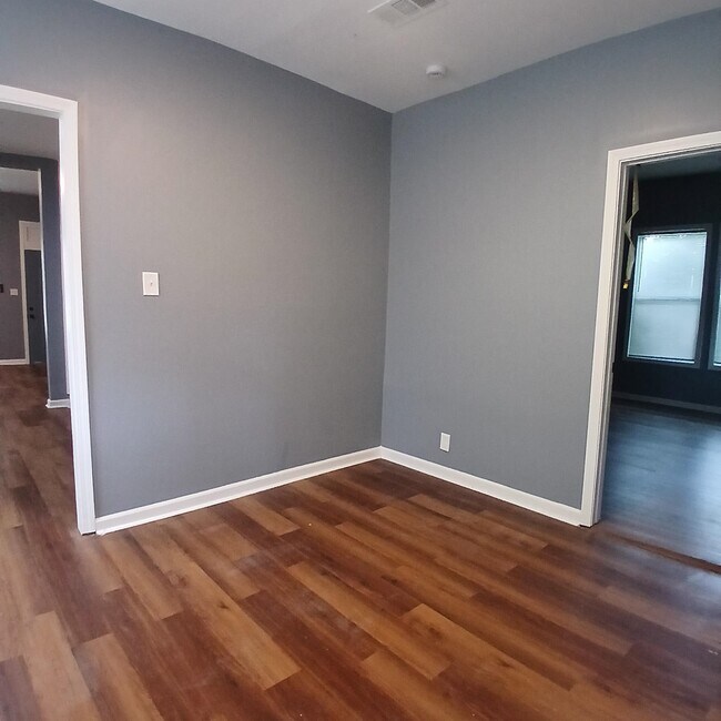 Building Photo - 949 Kney St