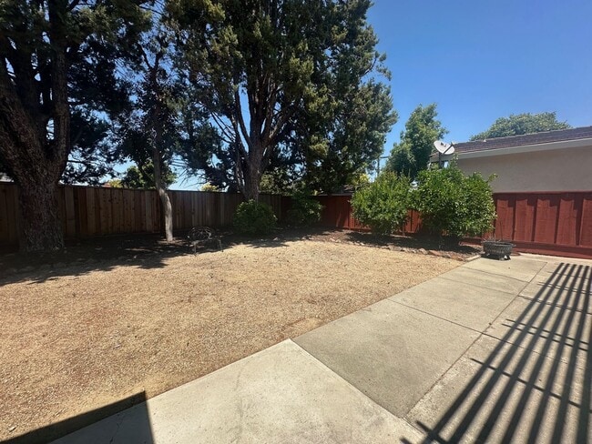 Building Photo - Beautiful Single Story Warms Springs Home