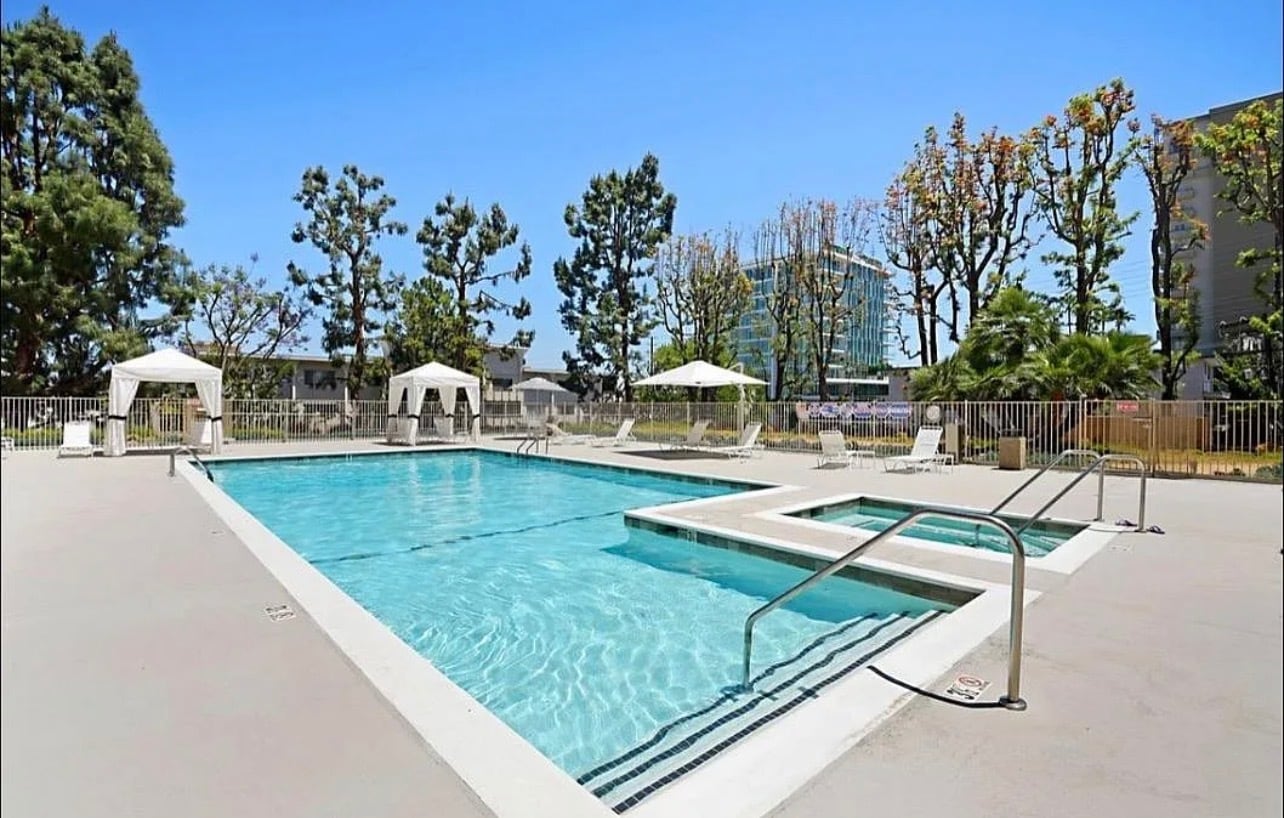 Building Photo - 100 S Doheny Dr