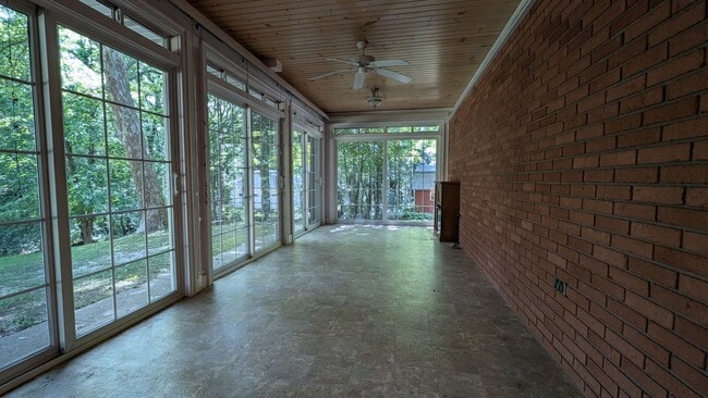 Building Photo - 7907 W R Ave