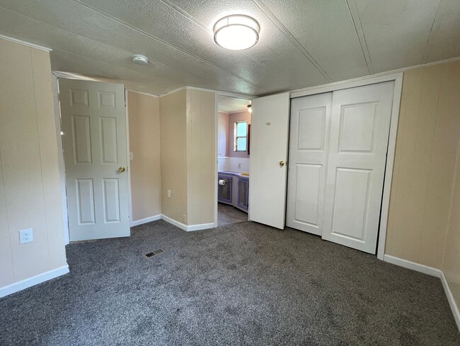 Building Photo - Spacious 2 bed, 1.5 bath Home FOR RENT in ...