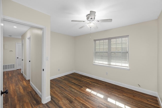 Building Photo - 115 Country Club Dr