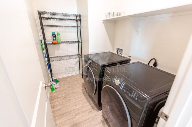 Building Photo - 15427 W Windward Ave