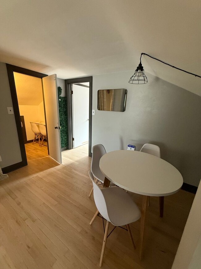 Building Photo - 2nd floor unit