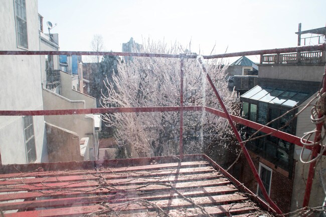 Building Photo - 126 Bainbridge