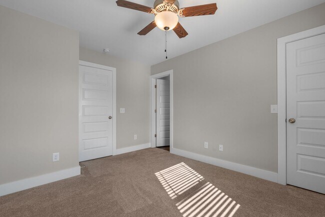 Building Photo - 2 Bedroom 2 Bathroom Town Home Close Proximity To Campbell