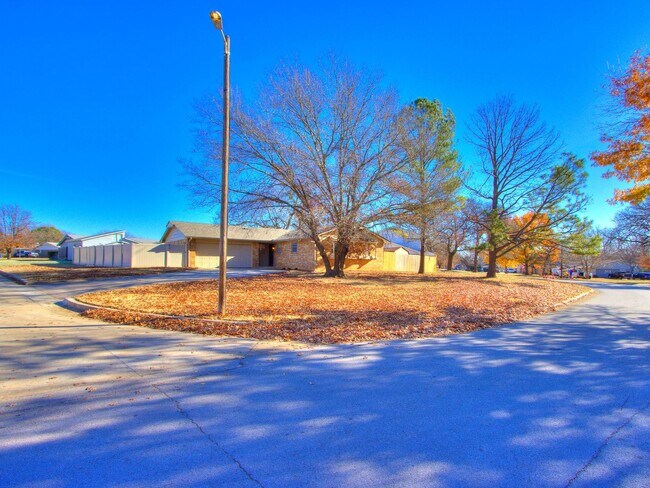 Building Photo - 3 Bed 2 Bath 2 Car Garage in Shawnee!