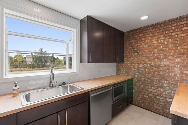 Building Photo - Beautiful 5-Bedroom + Office, 4-Bath Home in Northwest Fort Collins!