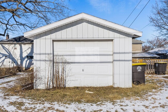 Building Photo - New 3 bedroom listing!