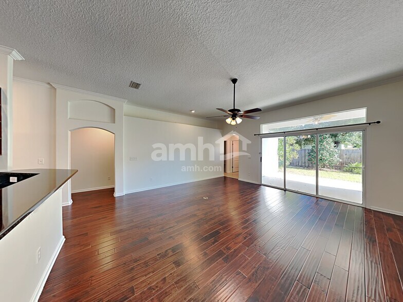 Building Photo - 304 W Silverthorn Ln