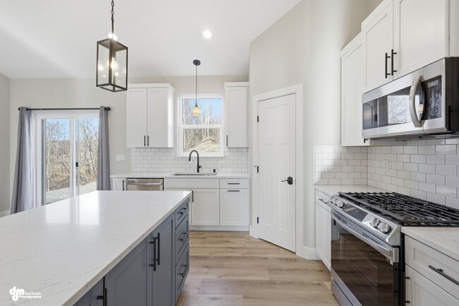 Building Photo - 4 Bedroom | 2.5 Bathroom | 2 Car Garage - Convenient Location!