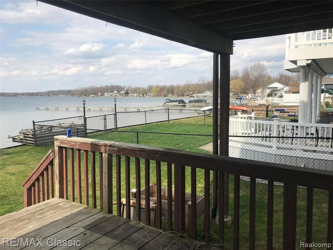 Building Photo - 381 E Shore Dr