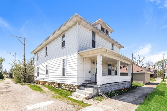 Building Photo - 215-217-217 Warren Dr