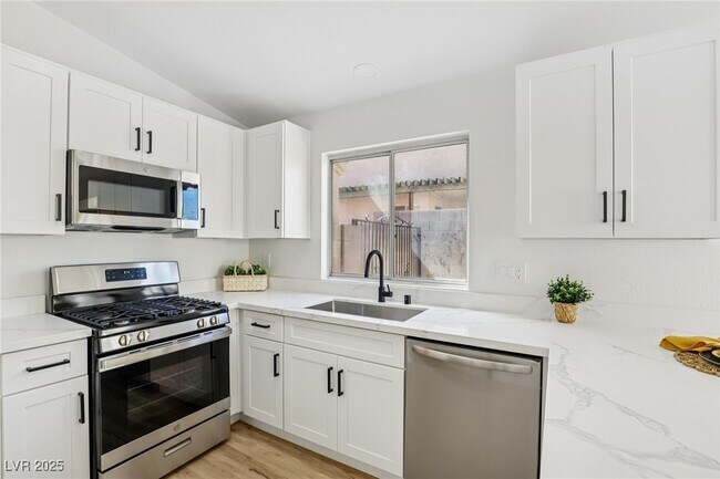 Building Photo - 7400 Queen Palm Dr