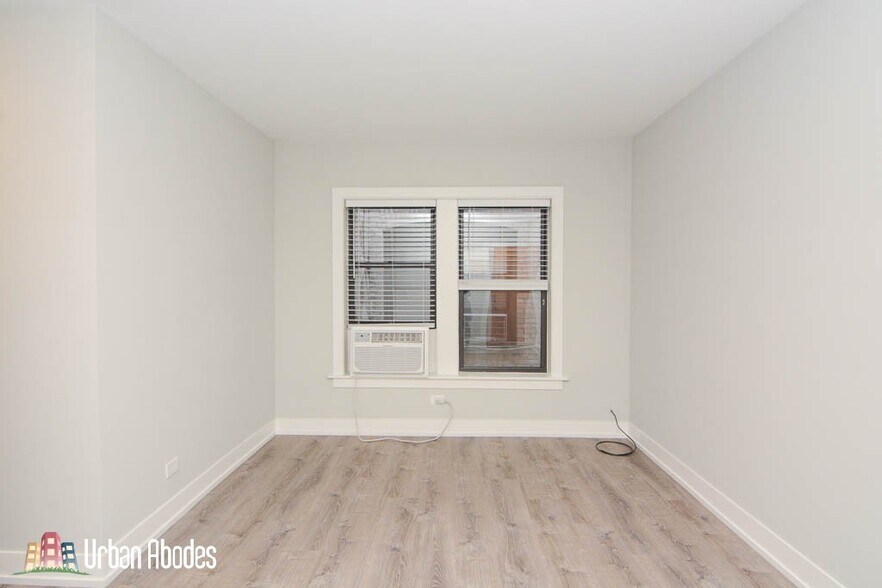 Building Photo - 711 W Brompton Ave