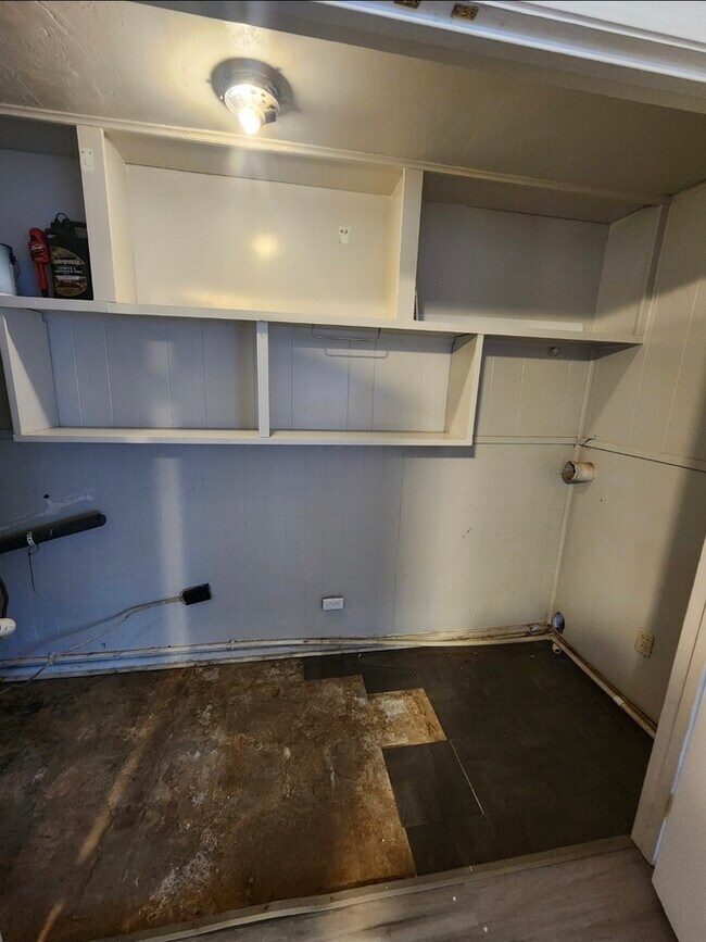 Building Photo - Take a look inside! 4 bed 2 bath with 3 car garage