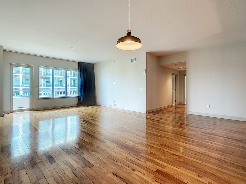 Building Photo - 100 S Eola Dr
