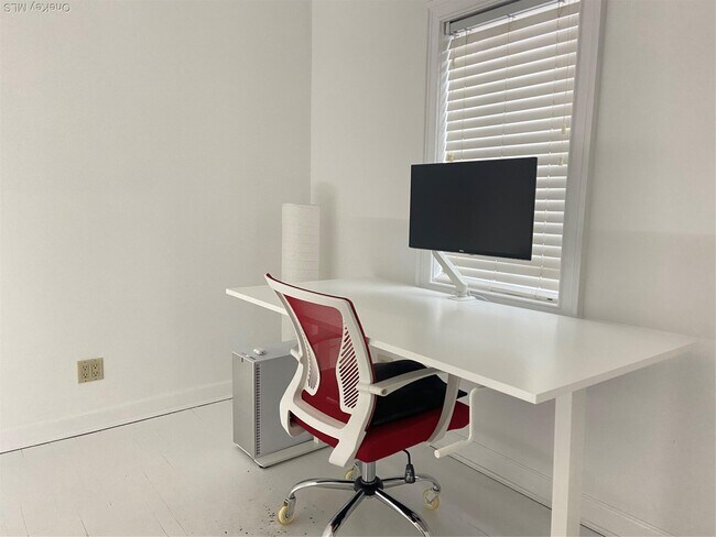 Building Photo - 84-80-84161 161st St