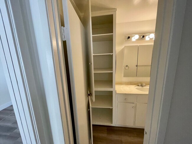 Building Photo - Cute 1 Bedroom 1 Bath Townhome for Rent