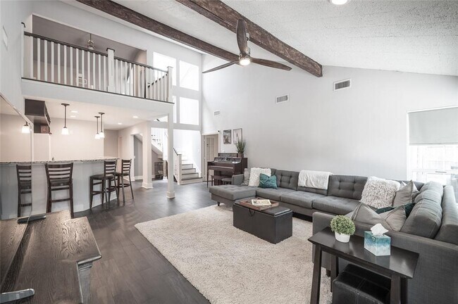 Building Photo - 1407 Lakecliff Dr
