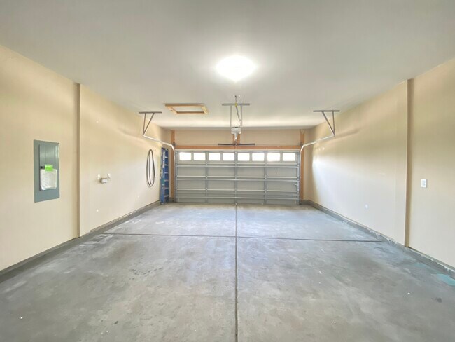 Building Photo - 2076 Waverly Ct