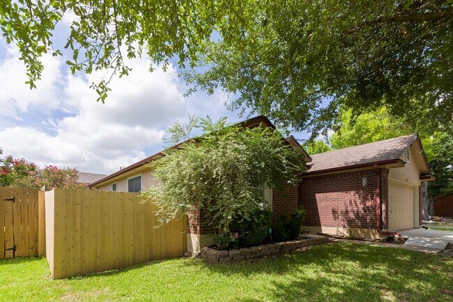 Building Photo - 906 Iris Dr