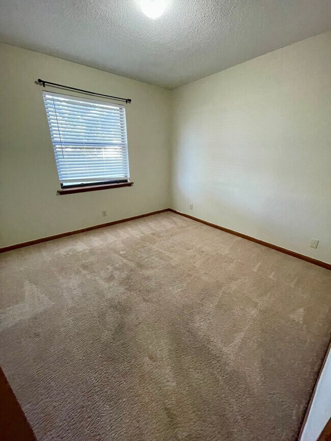 Building Photo - 154 Green Acre Cir N