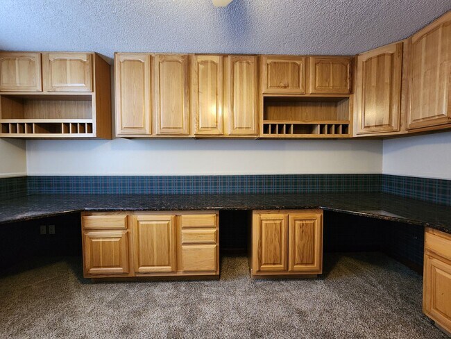 Building Photo - Beautiful 4 Bedroom Home on Cul Du Sac Wit...