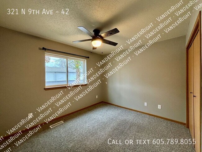 Building Photo - Updated Walk-Out 2 Bedroom Apartment!