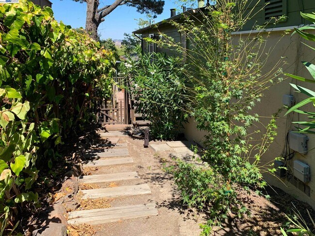 Building Photo - 1672 Terrace Rd