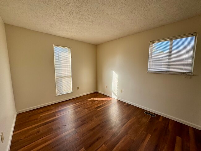 Building Photo - 325 Cedar Cliff Rd