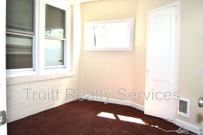 Building Photo - 1621 17th Pl SE