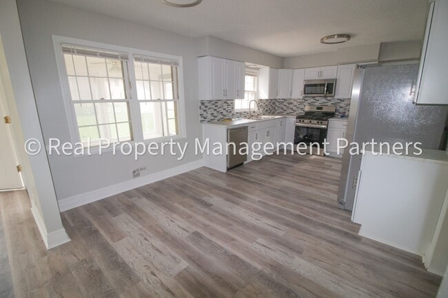 Building Photo - Rooms for Rent in a 6-Bedroom Home