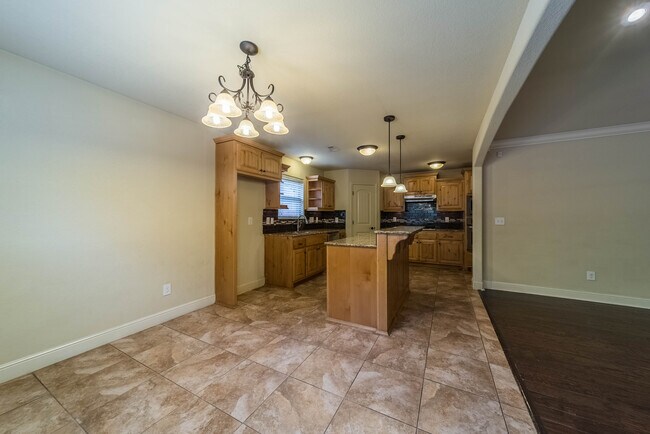 Building Photo - 3205 SW Briar Creek Ave