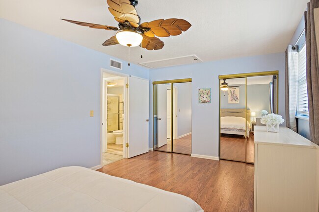 Building Photo - 715 S Ocean Dr