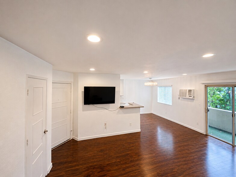 Building Photo - 1351 N Orange Dr