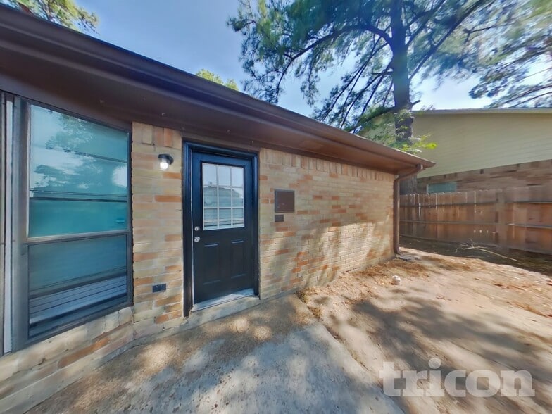 Building Photo - 7118 Foxway Ln