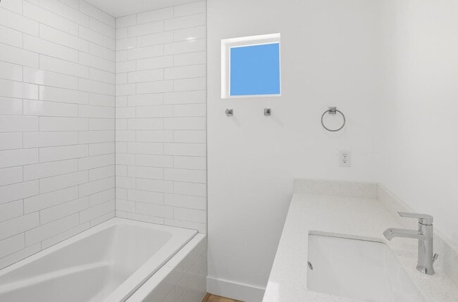 Building Photo - 225 265